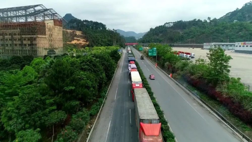 沿着高速看崇左南友高速变身黄金大通道