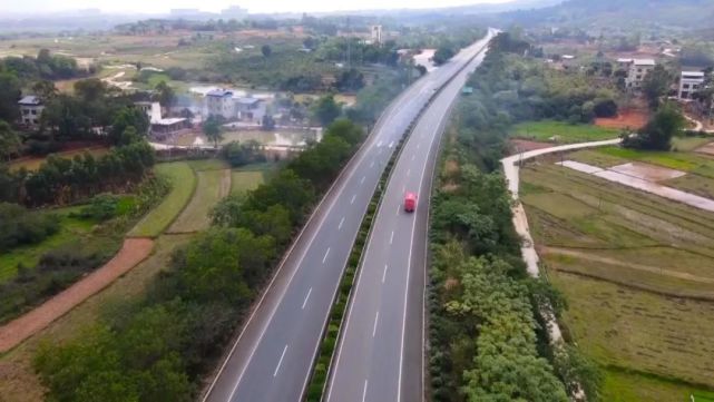 沿着高速看崇左南友高速变身黄金大通道