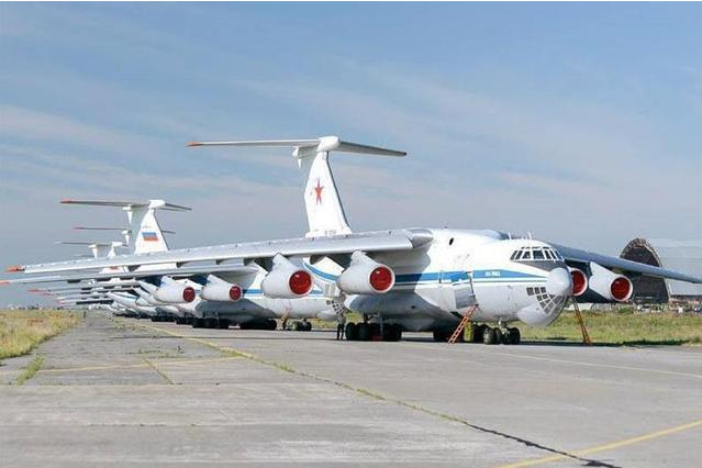 40架運輸機一次空投2000名傘兵大國空軍的標配重型運輸機