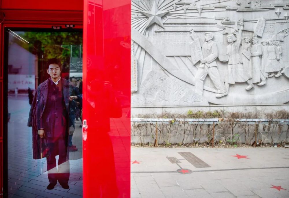 "方志敏"烈士的身影通过"时光之镜"出现在渔阳里广场,与以五四运动,一