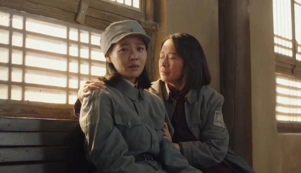 据左太北回忆,也是从别的阿姨哪里知道母亲为了父亲也是大哭;而