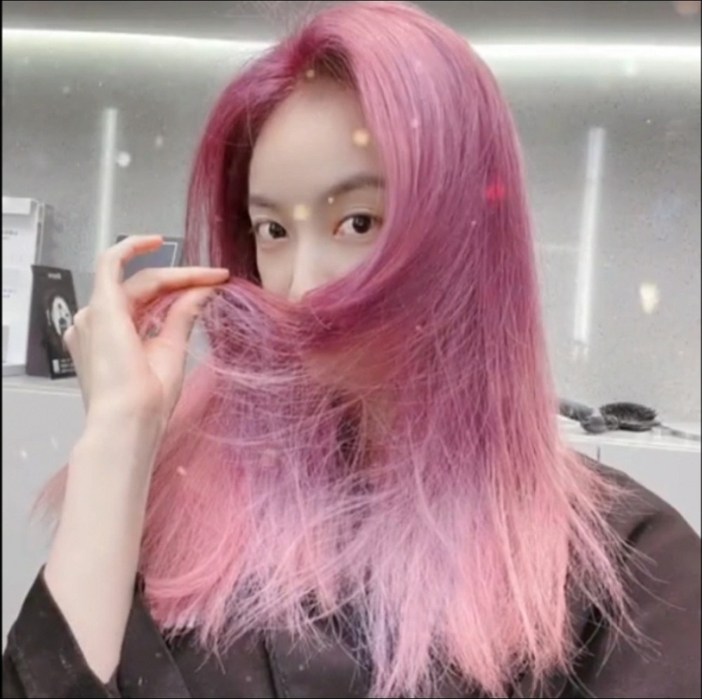 宋茜粉紫渐变发色时隔八年再染发惊艳众人