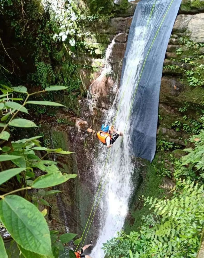 中华洞天△养马峡△青龙峡漂流△百年好合爱情谷△戴天山辛夷花瑚