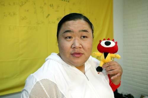 唐功红的姥姥患上了重病,需要高昂的医疗费,这令一家人的生活更加艰难