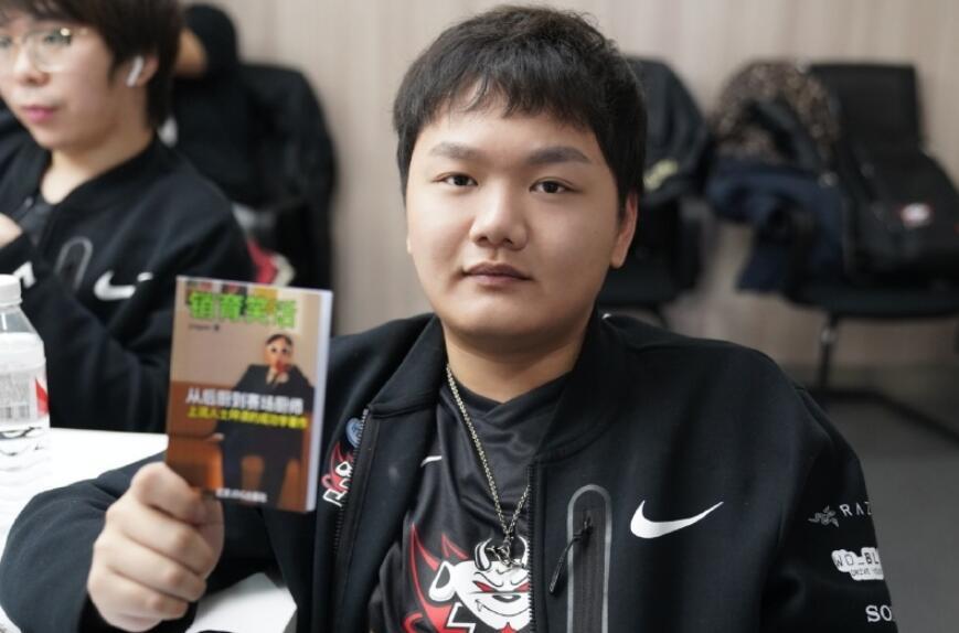 后来兮夜选择离开we,并且加入了jdg,兮夜去了之后还带上了大舅子,本来