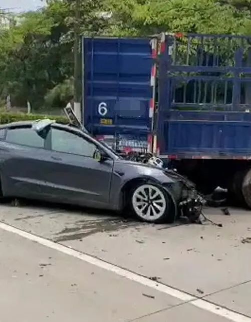 速度飞快特斯拉追尾货车司机不幸当场死亡