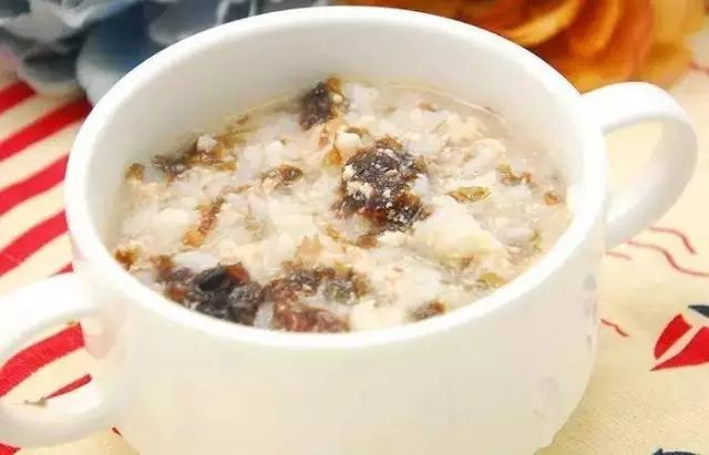 材料:白米1杯,肉馅150克,紫菜75克,葱花少许调味料水8杯,料酒1大匙,盐