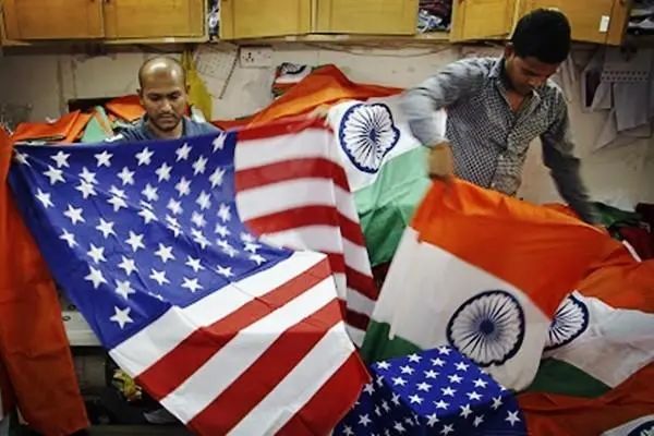 美国的援助抵达印度人看到后情绪崩溃我们乞讨来的都是啥东西