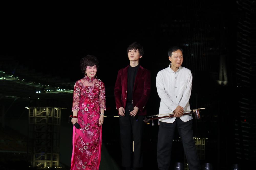 倪惠英与丈夫,国家一级演奏员黄健及儿子,优秀青年歌手黄智毅合作演出