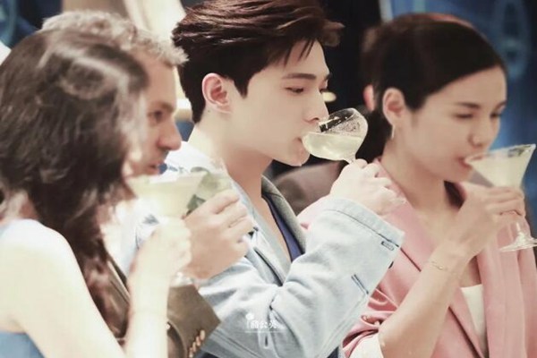 杨洋喝酒漏了,喝酒边喝边漏一本正经的搞笑