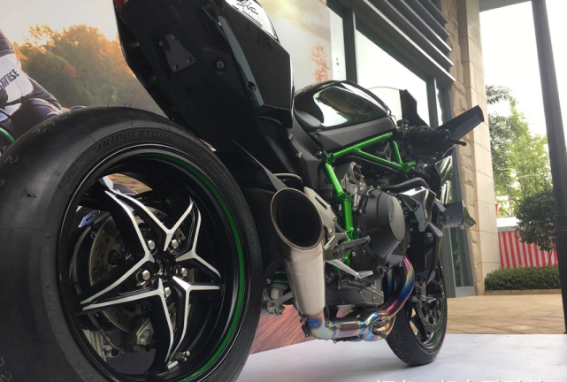 重庆摩友花81万元买辆川崎h2r开箱现场口哨声不断它千金难求