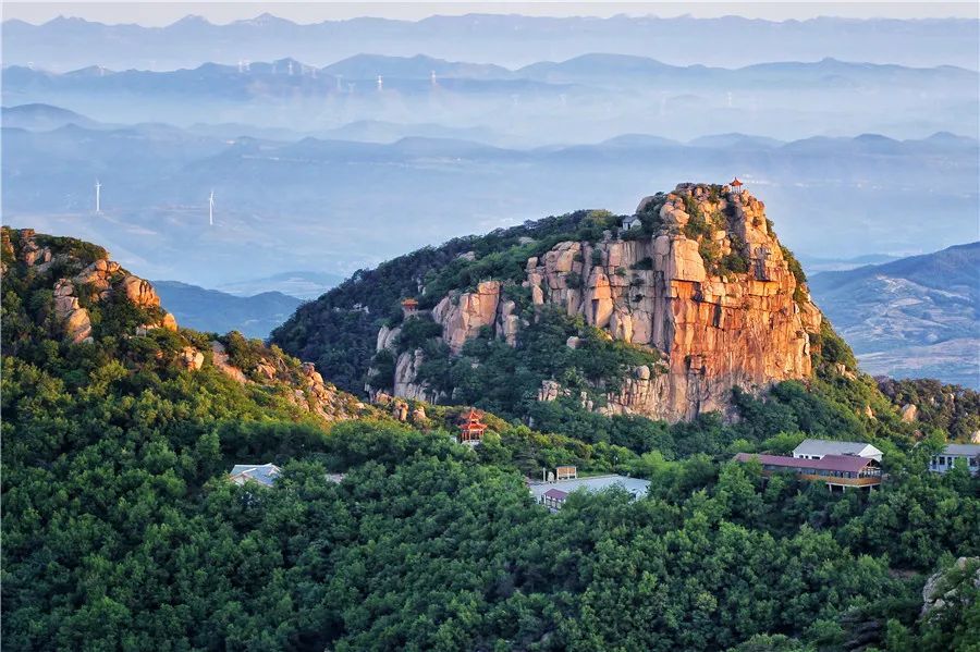 游客前来欣赏沂山的夏日风光肆意享受美好来源:潍坊临朐沂山风景区