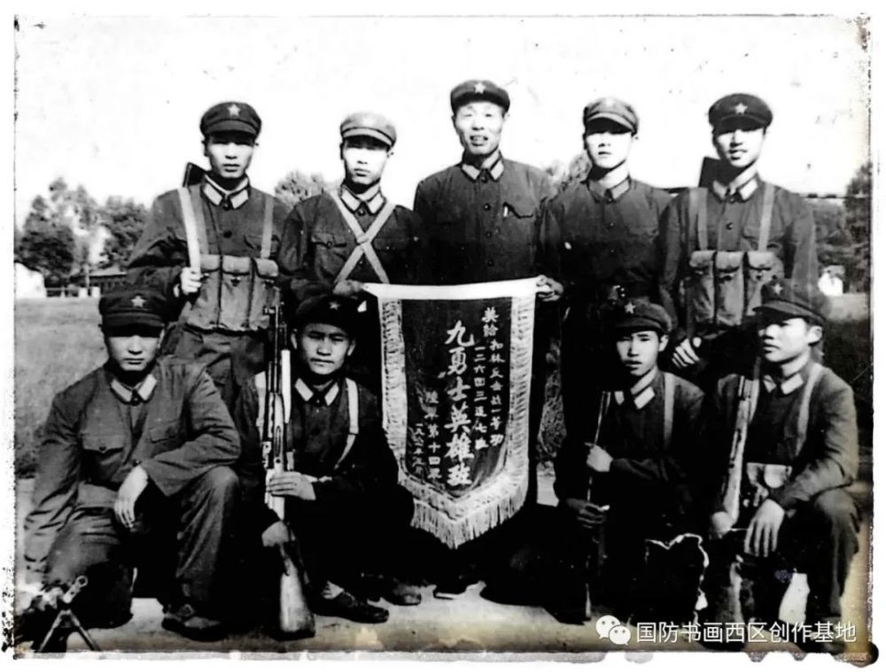 扣林山之战"定海神针"王润成师长,战后为"九勇士英雄班"授锦旗.