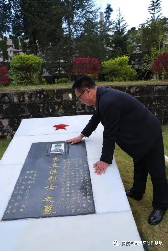 2019年,主攻营指挥员邓登成去到麻栗坡烈士陵园,祭奠"战斗英雄"韦立仕