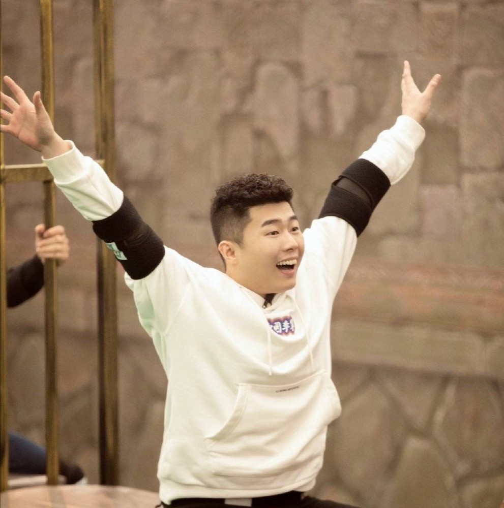 带着搭档孟鹤堂的嘱咐,周九良跨界跨得直抓地_腾讯新闻