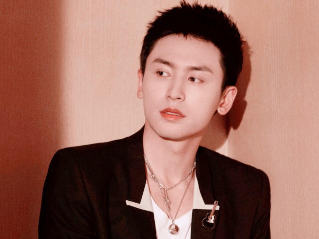 新电影官宣之后,张哲瀚双榜登顶!却被指碰瓷王一博,虐粉成功?