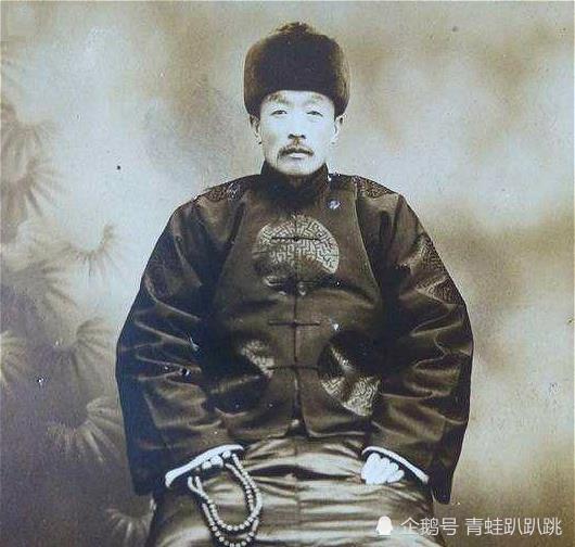 为避免家人受害,宝物落入日寇之手,胡景唐将大量元宝,银元埋入老宅