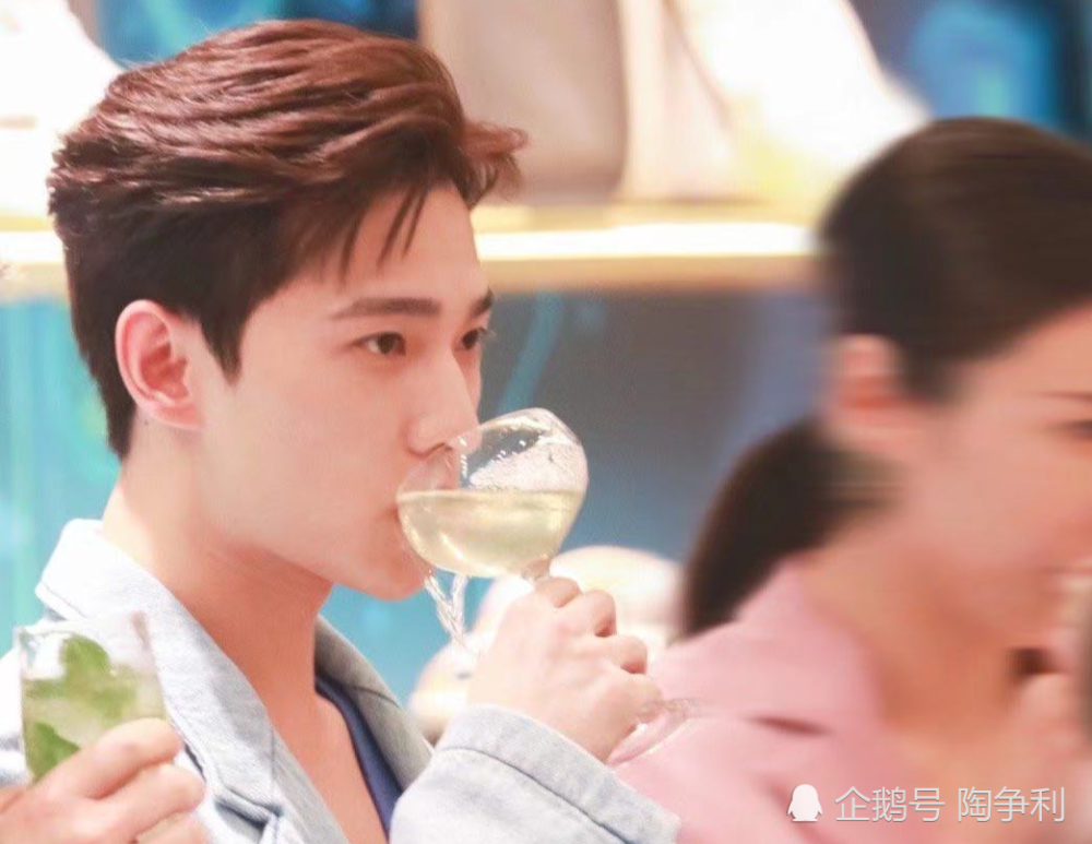 演员杨洋喝酒漏了,帅不过三秒