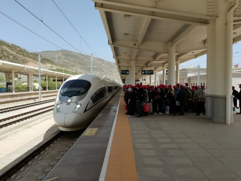 5月7日10时51分,534名甘肃定西籍务工人员搭乘g2096次列车从定西北