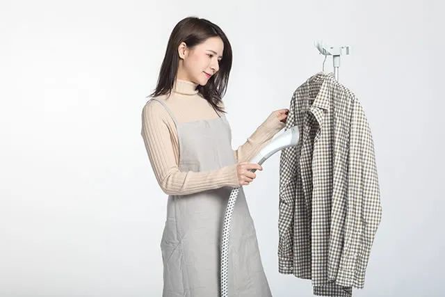 并通过"拉","压","喷"的动作平整衣服和布料,使衣服和布料完好如新