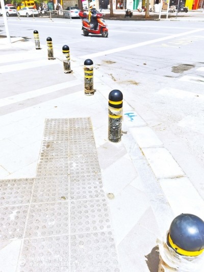 人行道上新安装的软隔离桩