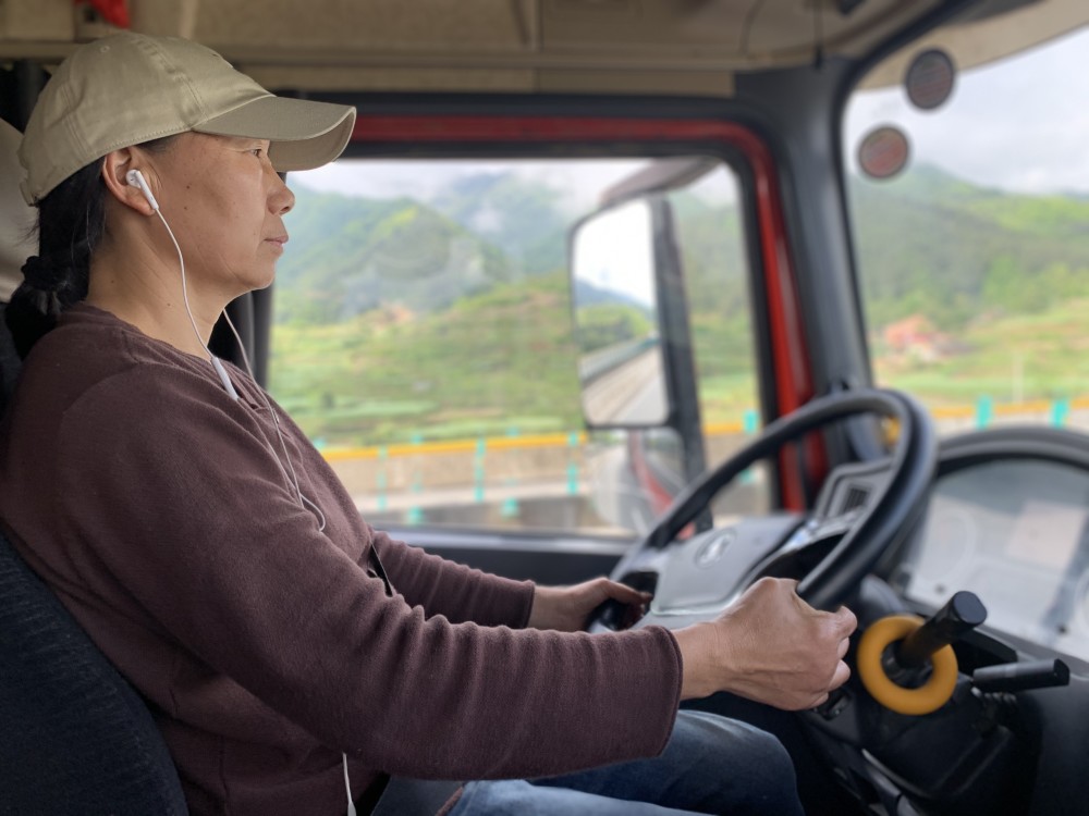 52岁女卡车司机30年都在路上被偷油是常事也曾气得要买农药