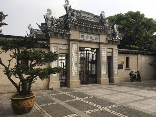 狮口中含有可转动的石球,气派十足,上海滩无一座祠堂能与之相比