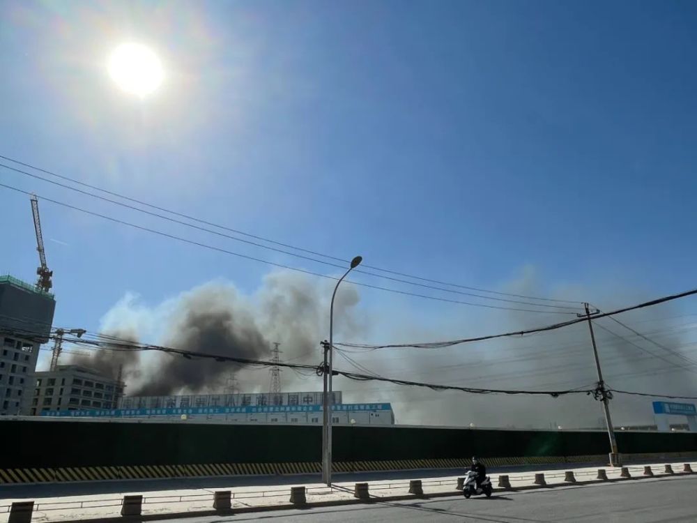 北京朝阳区化工桥附近一废品收购站起火,浓烟滚滚,消防正在现场处置!