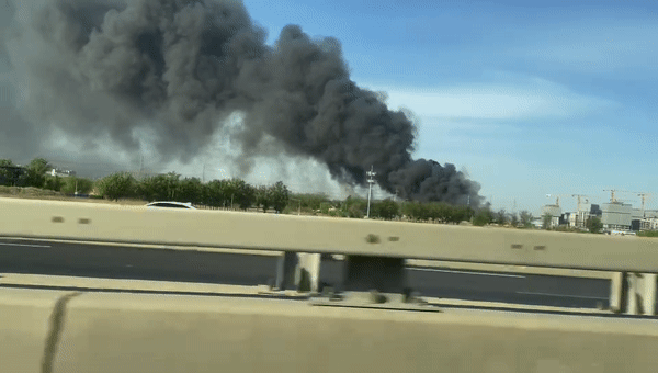 亦庄附近一露天废品收购站着火明火已被彻底扑灭无人员伤亡