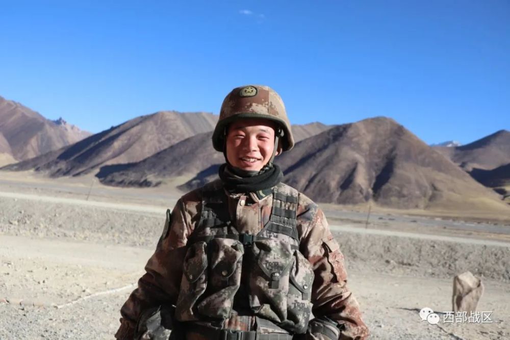 战友,你笑起来真好看!