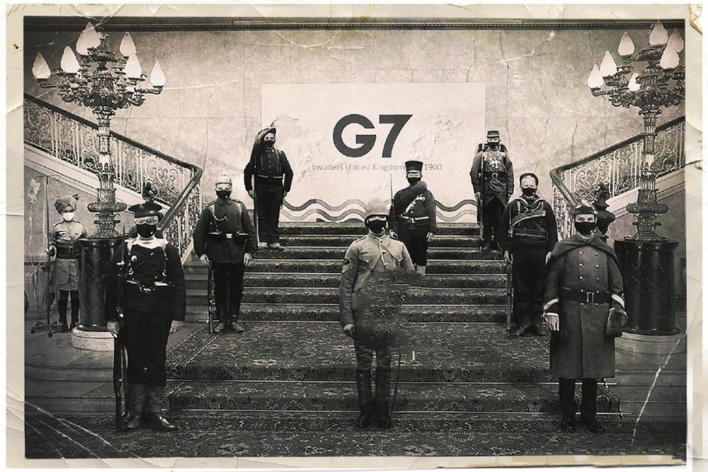 5月7日上午,画家乌合麒麟在社交媒体中发了一张"老照片",配文:"上次这