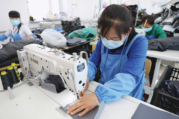 鑫宏服装有限公司联营,采取订单方式对外承接服装被服的缝纫加工服务