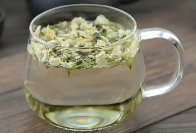 午后来一杯槐花茶不仅提神醒脑还能起到降燥的作用长期食用更是好处