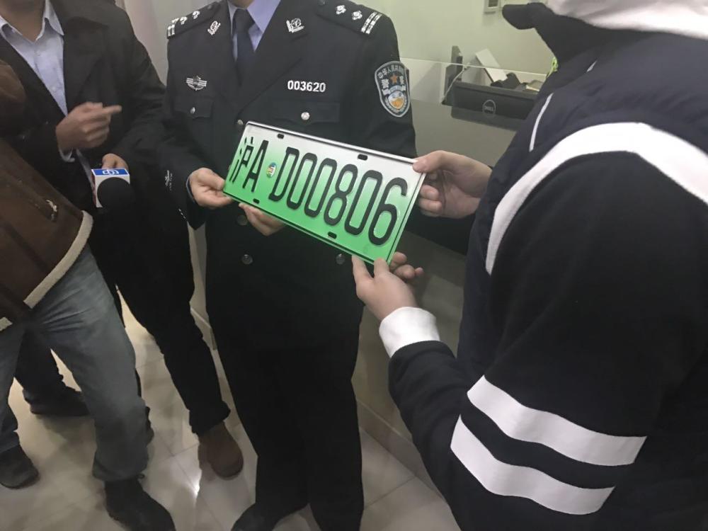 五菱宏光mini也陷上海绿牌荒网友只因体积小价格又便宜