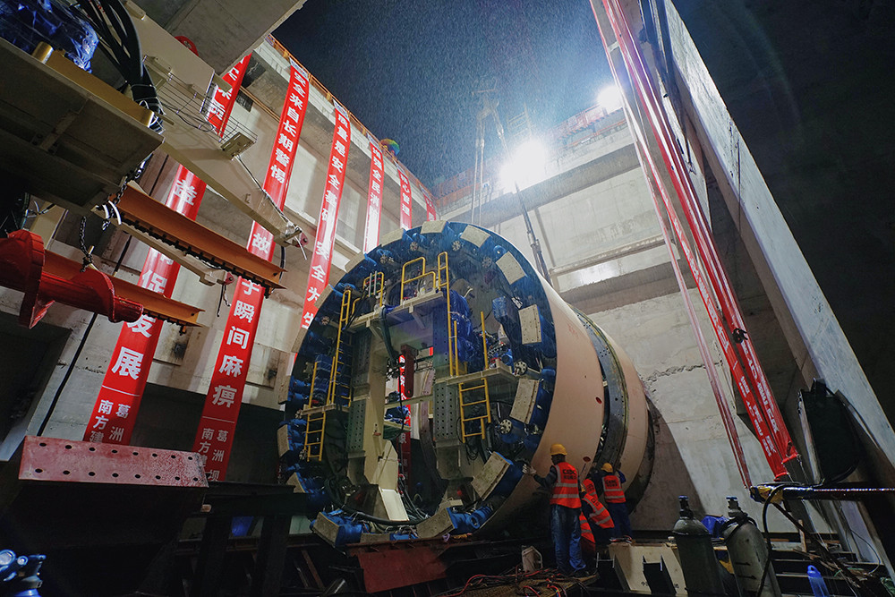 深圳市14号线管廊项目首台盾构机下井_腾讯新闻