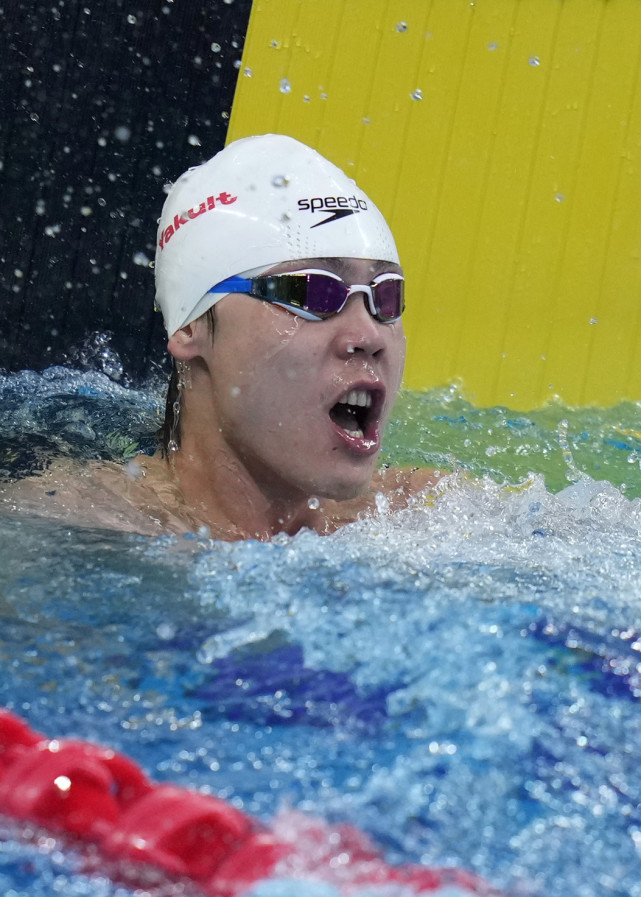 体育游泳全国冠军赛余贺新男子50米自由泳夺冠