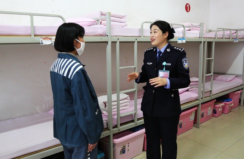 陶楠是河南省郑州女子监狱的一名警察,也是一位二胎妈妈.