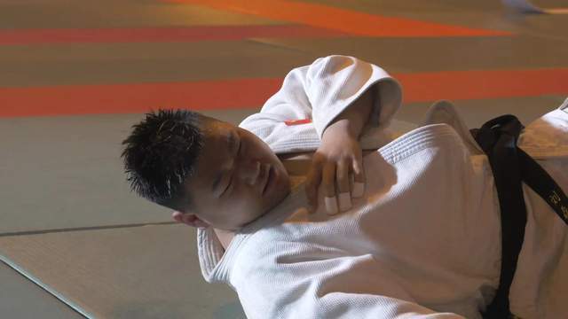 导演没有跟大家去说刘磊磊在国家队的二十多年里,累积被摔两百多万次