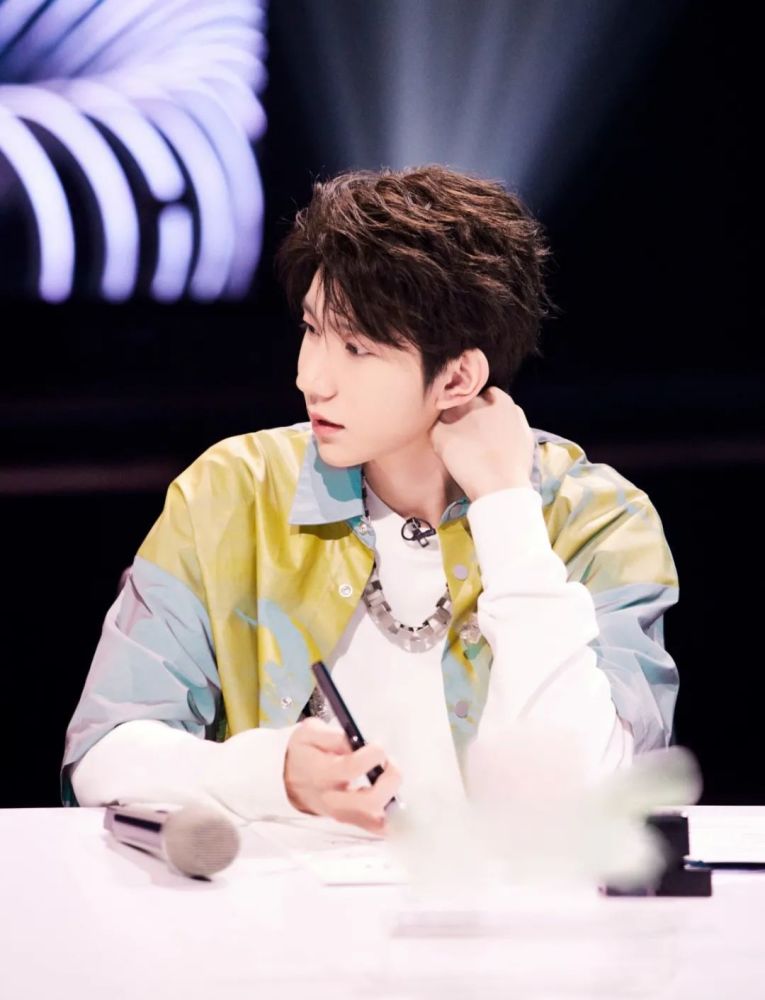 王源谁是宝藏歌手第三期造型是活力街头风的音乐少年