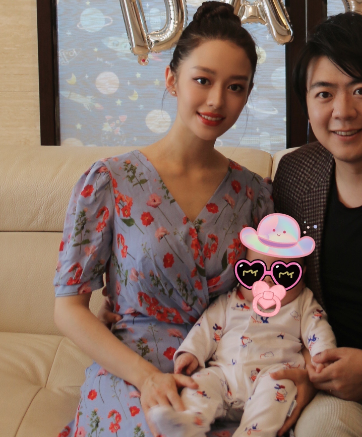 吉娜晒照庆祝儿子百天,产后恢复快身材纤瘦,郎朗手放位置好宠妻