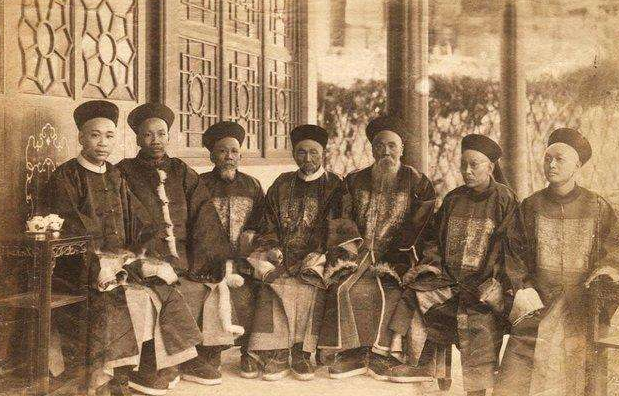 清朝大臣上朝前,为什么不敢吃早饭,而是在嘴里含一片人参?