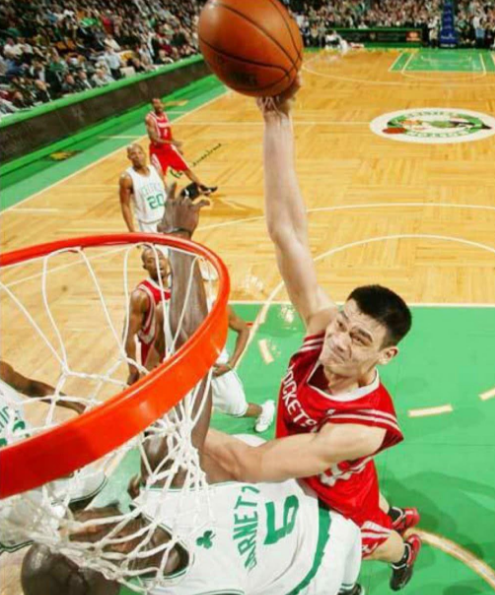 隔扣邓肯,华莱士,莫宁,这都彰显了姚明的强硬.防守端就