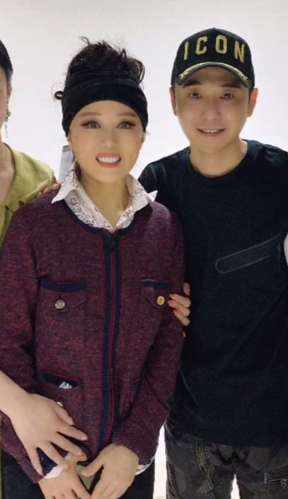 59岁吴琼与老公罕同框相差15岁却无违和感与婆婆关系亲如姐妹