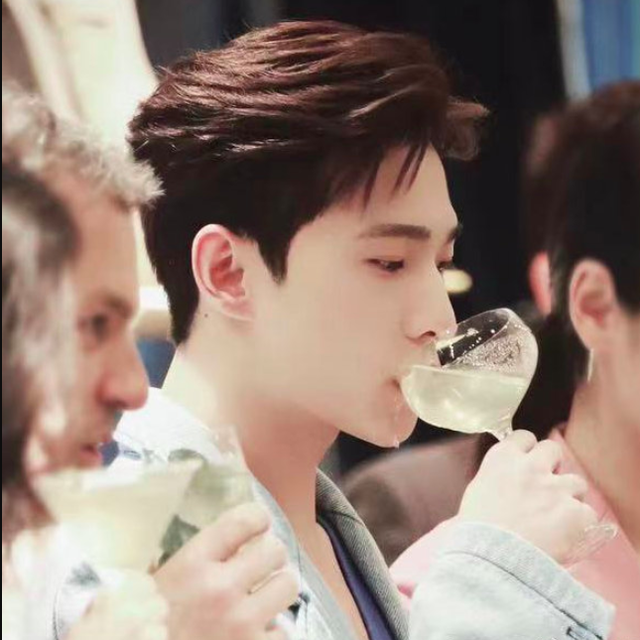 杨洋面对镜头优雅喝香槟,下一秒就从嘴边漏了,喝酒不和杨洋一桌