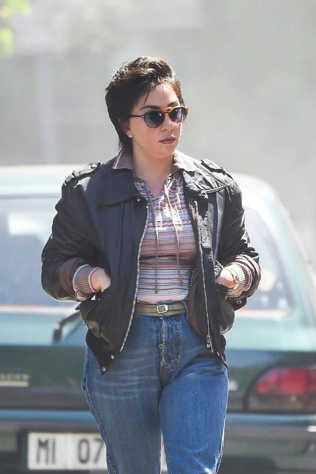 ladygaga假小子造型公开,穿短上衣大肚腩和大象腿抢眼