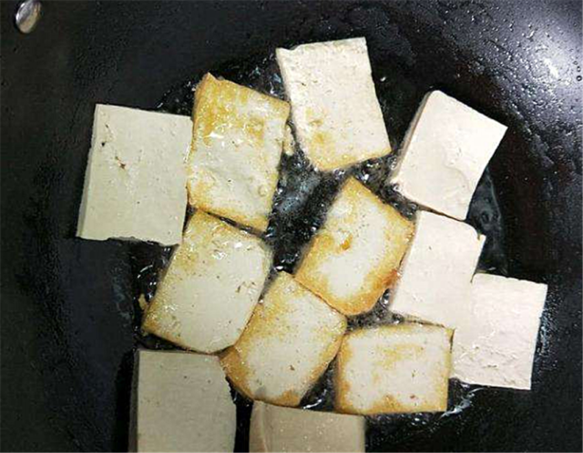 煎豆腐易粘锅不如多加此步骤轻松煎出完整薄嫩豆腐块