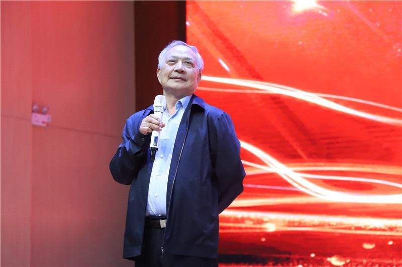 表彰结束后,望城一中 64 届校友,清华大学教授李先耀还为同学们作了