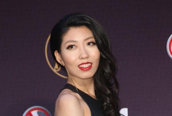 38岁哈尔滨女歌手进外国上流圈子母亲涉贪35亿抹黑星途