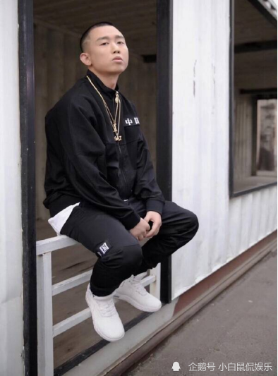 gai周延爱妻人设崩塌早年与女网友私信内容被曝光语言暧昧让网友反感