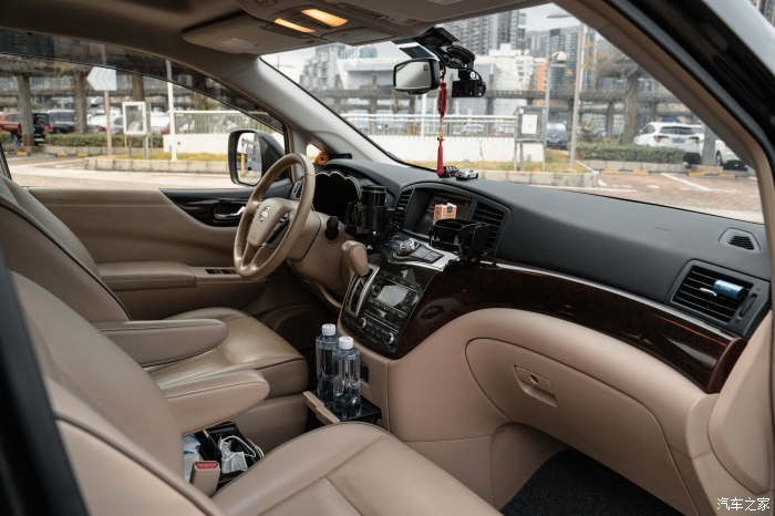 五一假期刚刚过去今天聊一聊这台非常少见的mpv日产贵士